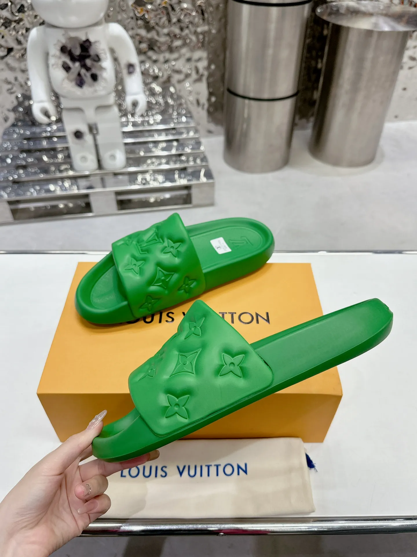 [L Home] P: 280💰 ▪️Shoe size: Women's 35-40 Men's 38-46▪️Packaging: Counter top quality~original packaging 𝟐𝟎𝟐5 Louis Vuitton counter's new embossed slippers, lv monogram embossed slippers, Waterfront sandals are back with a new look, and the upper buckle is embossed with lv's iconic Monogram pattern. Made of waterproof rubber with a comfortable and resilient insole. The lightweight, flexible outsole is embossed with the Louis Vuitton logo. ▪️Fabric: Original molded rubber foam surface ▪️Technology: embossed logo ▪️Sole: Original molded rubber foam outsole ▪️Sole thickness: 3CM.